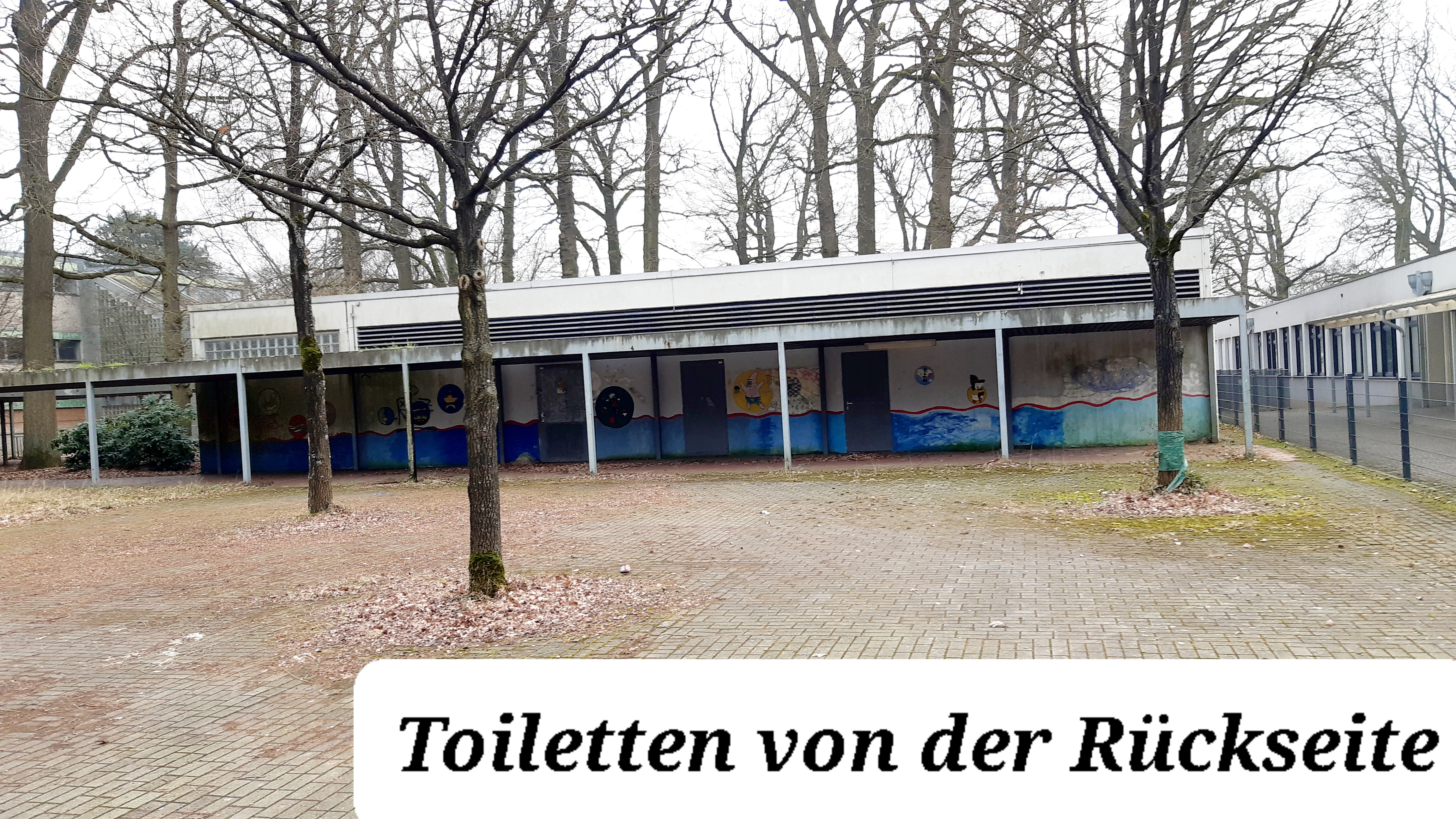 Schulhof - Blick zum Chemieraum