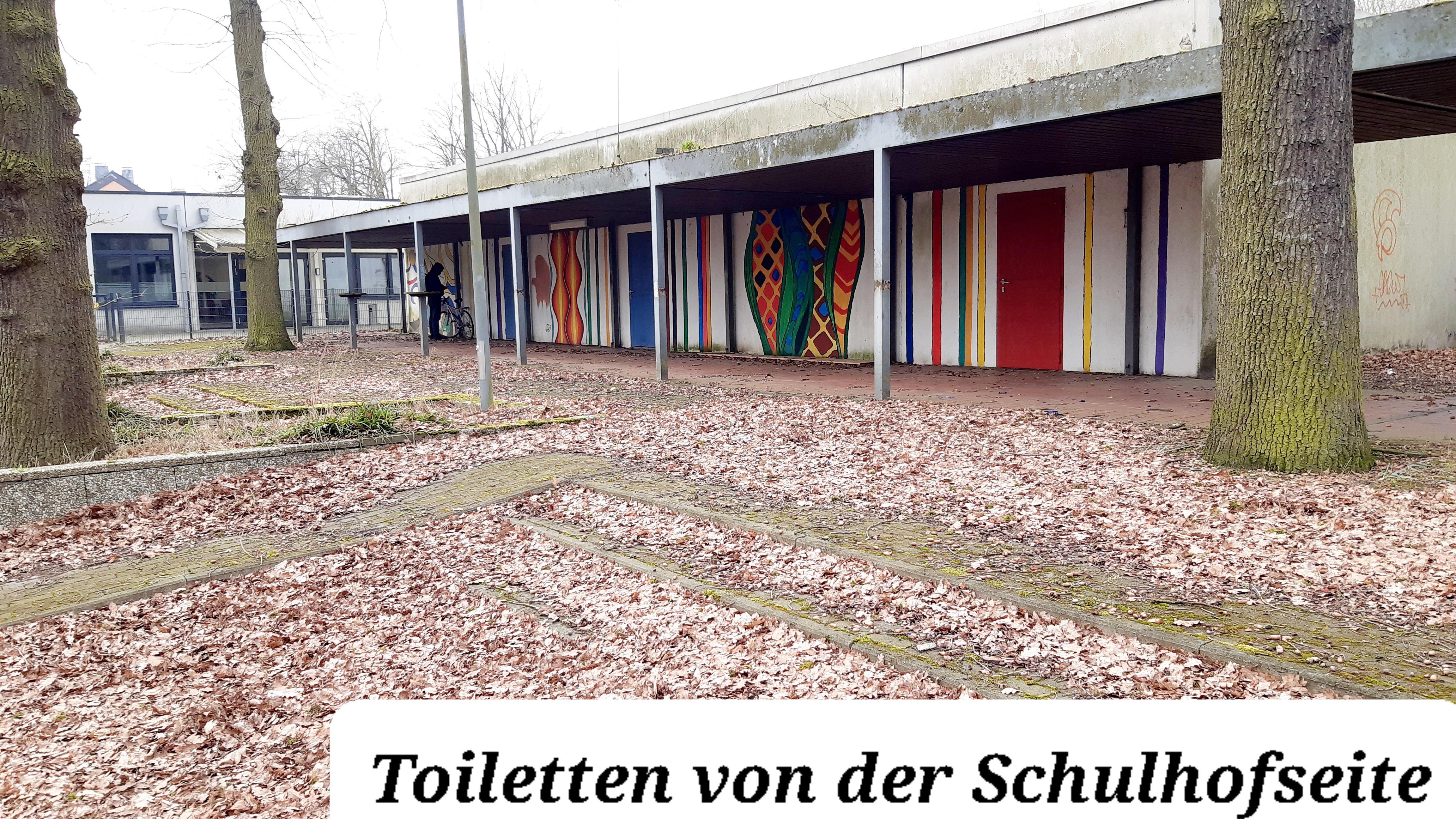 Fahrradständer neben der Turnhalle