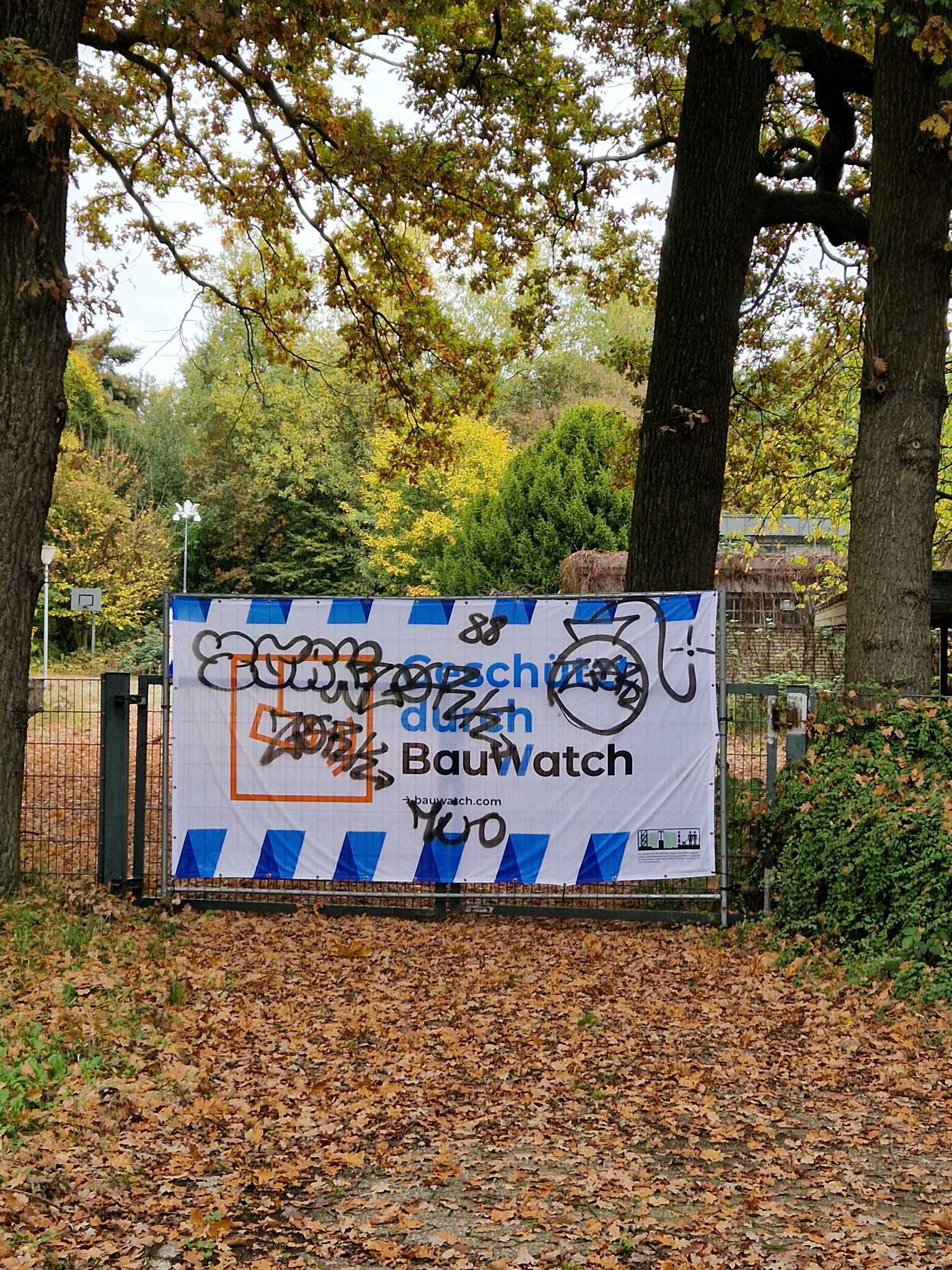 Informationsschild zur Videoüberwachung und Datenschutz-Hinweise nach Art. 13 DSGVO, ausgehängt am Gelände der ehemaligen Gerhart-Hauptmann-Realschule.